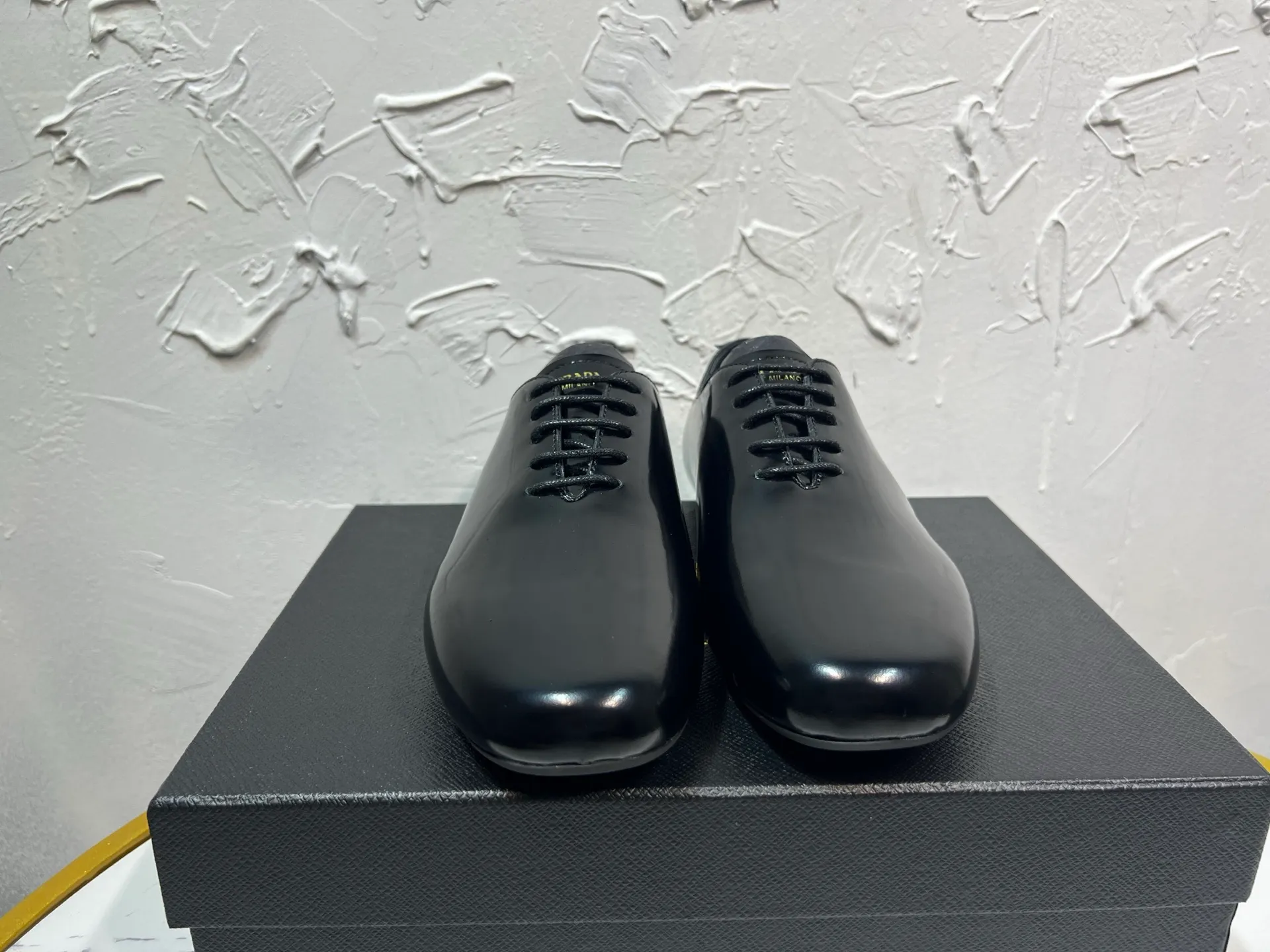 P760 prada derby2025 spring and autumn latest Prada lace-up classic retro men's shiny leather shoes, Shuffle double-button Mengke shoes, open side beaded cowhide, lining and foot cowhide, light rubber sole, sole height and thickness 10mm, original packaging black and brown 2 colors, code number: 39-46